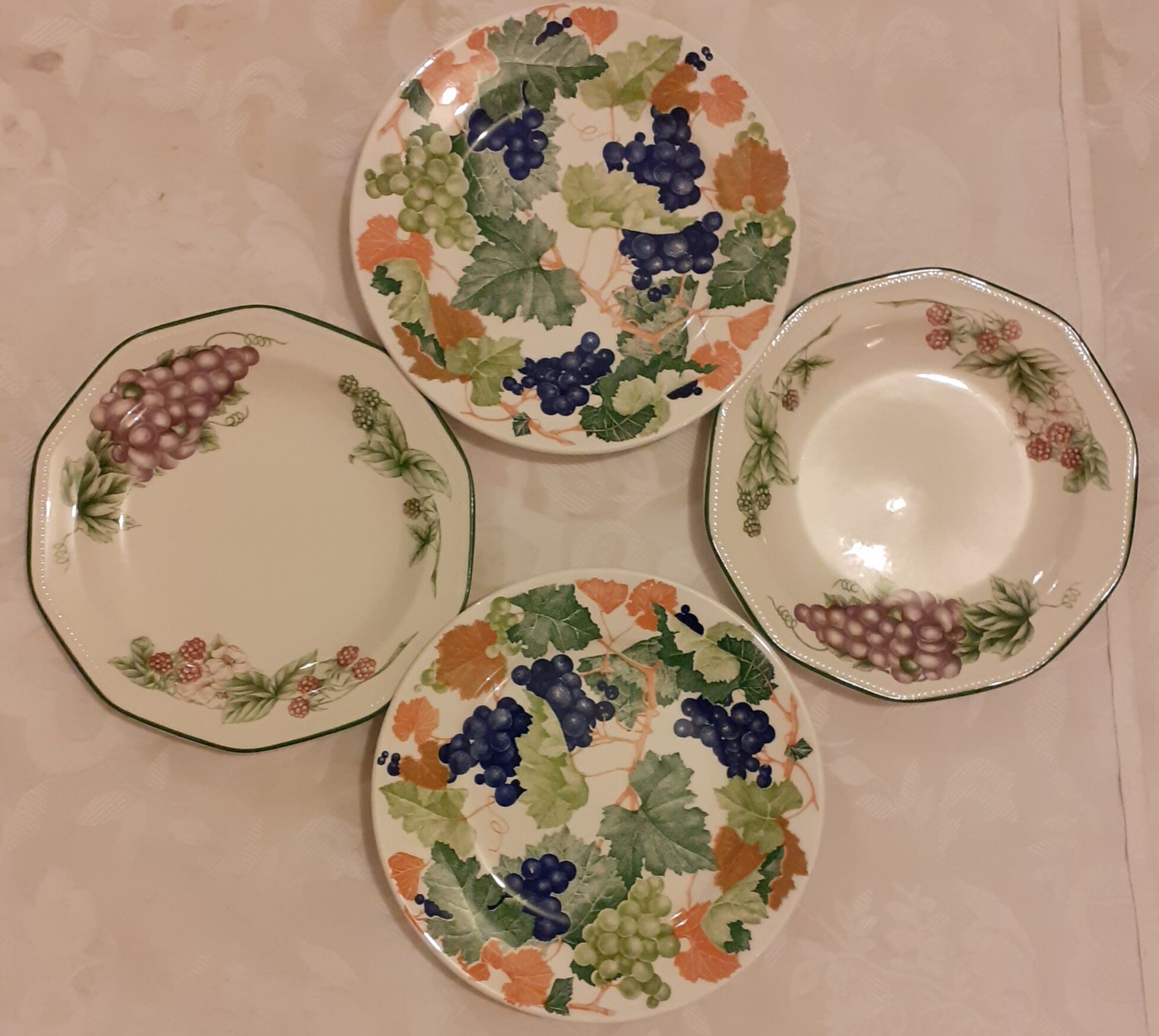Set of four plates with retro dessert "raisin"