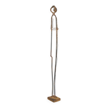 Sculpture en métal d'une figure debout