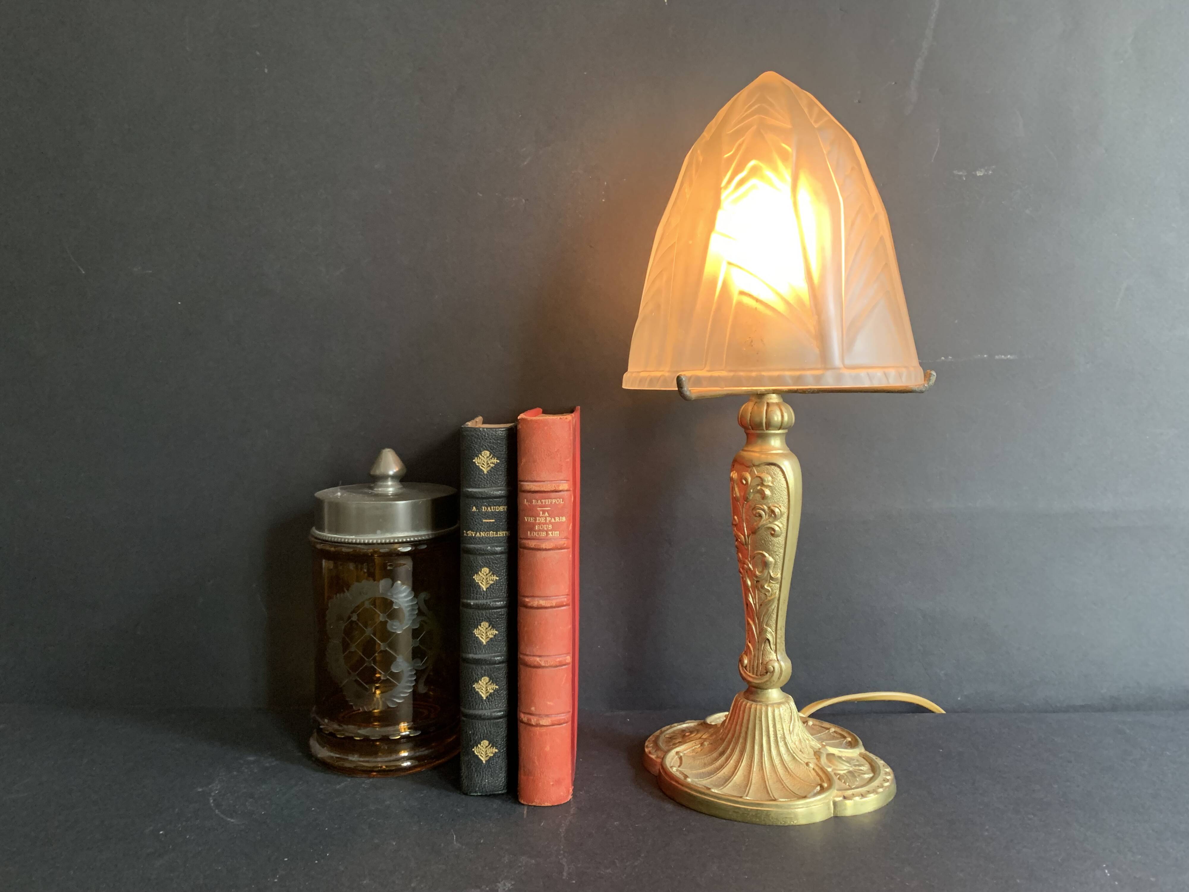 Lampe de table Art Nouveau en bronze doré et globe en verre pressé moulé