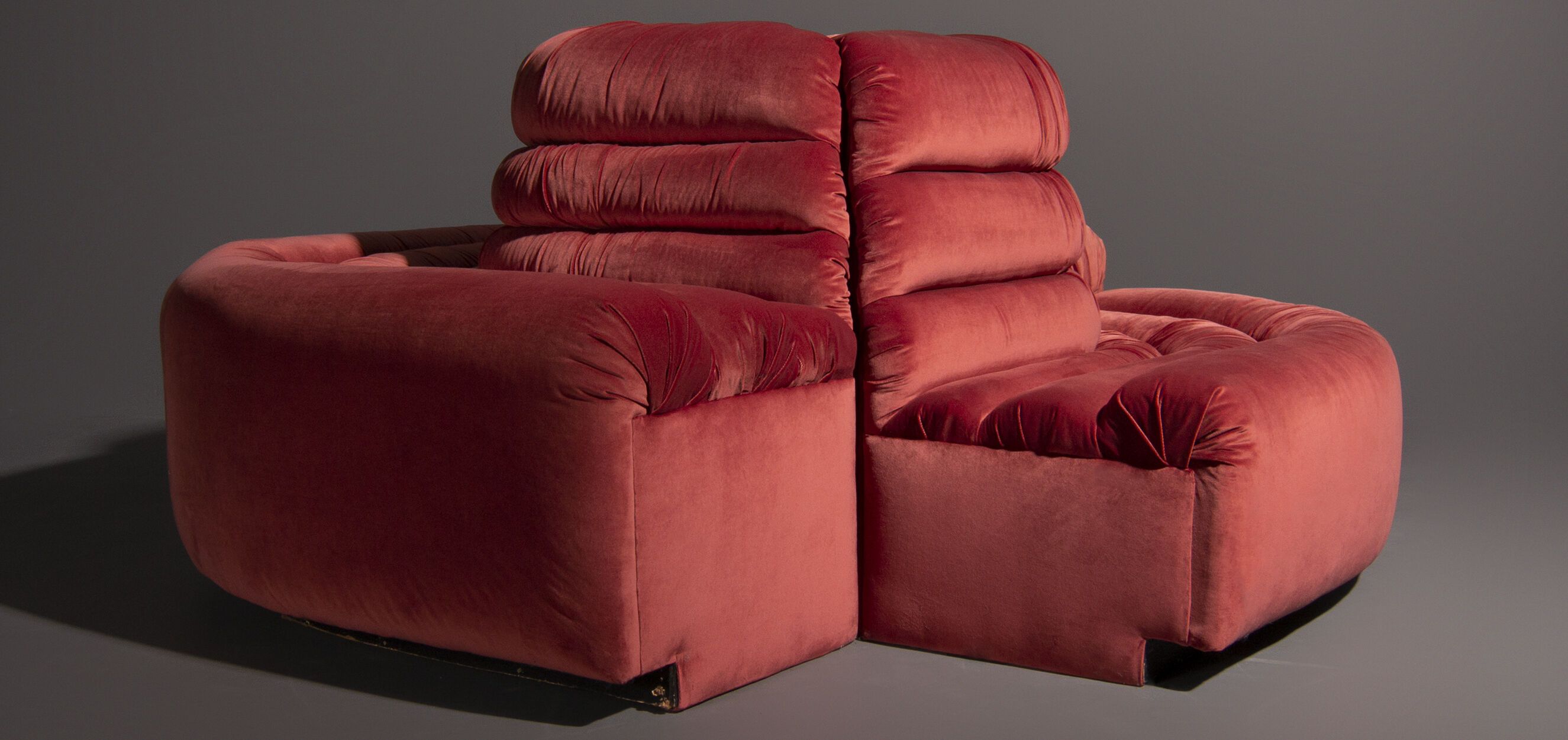 Italian design round sofa in pink velvet