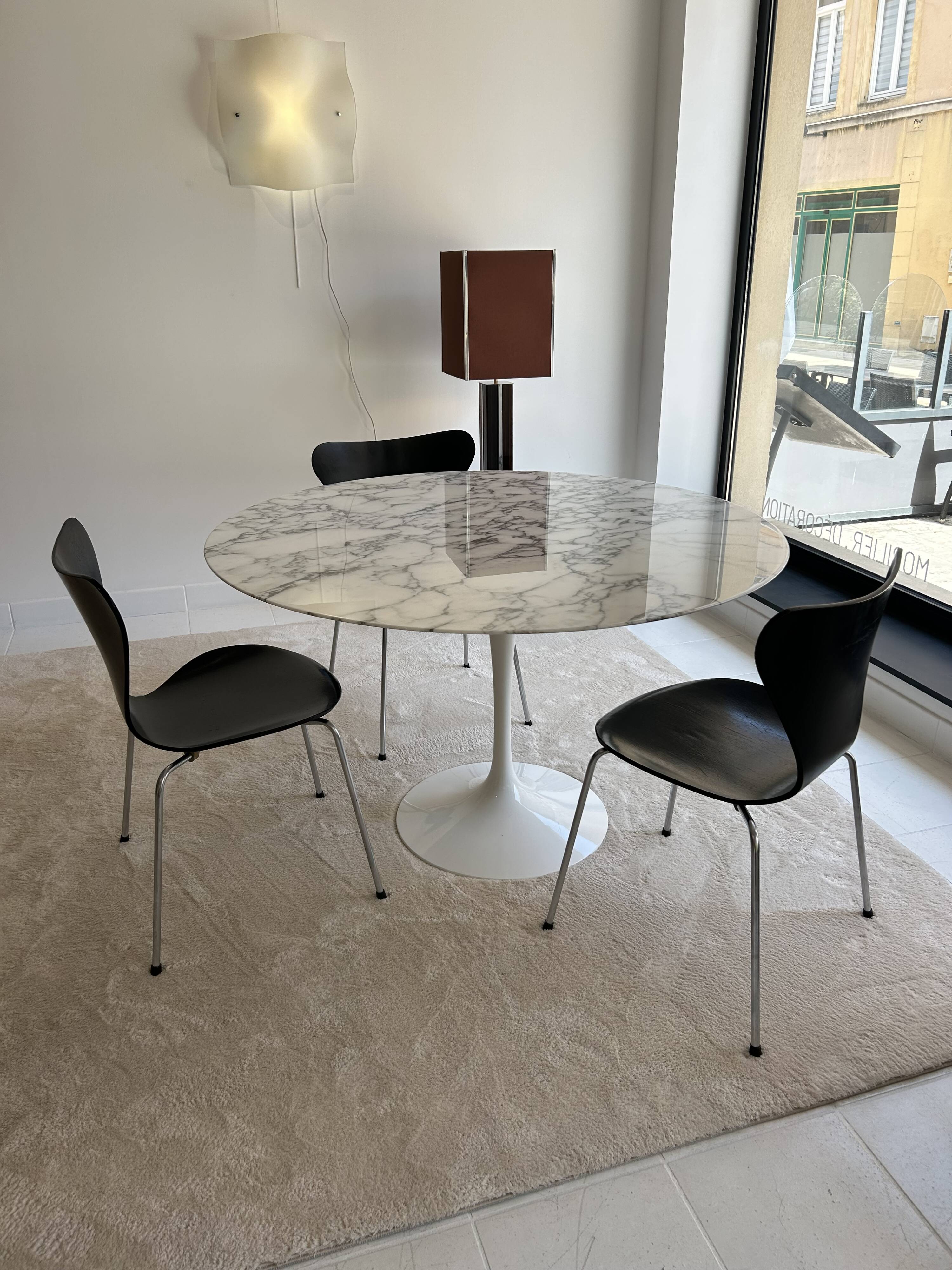 Knoll Tulip Saarinen round table with Arabescato marble