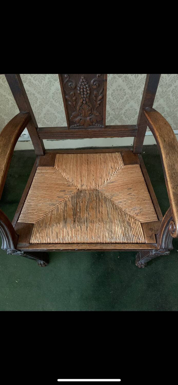 Antique armchair in carved wood with a straw seat.