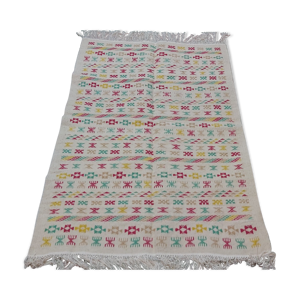 Tapis blanc rouge vert