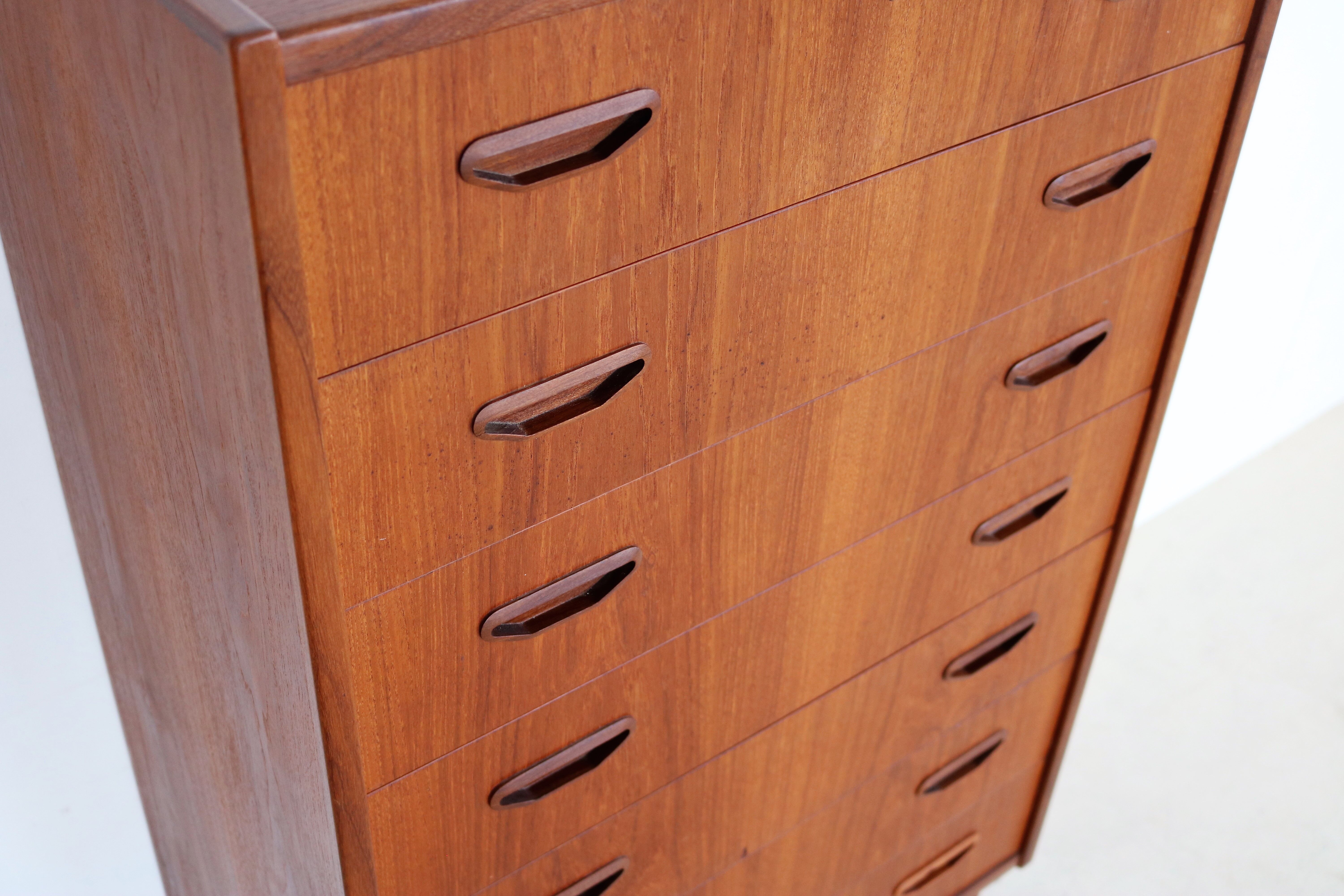 Vintage teak 'tallboy' chest of drawers