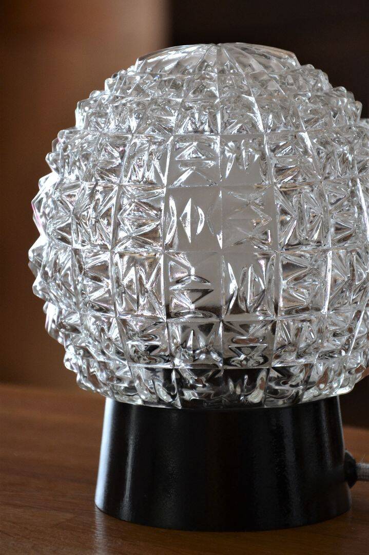 Chiseled glass globe lamp