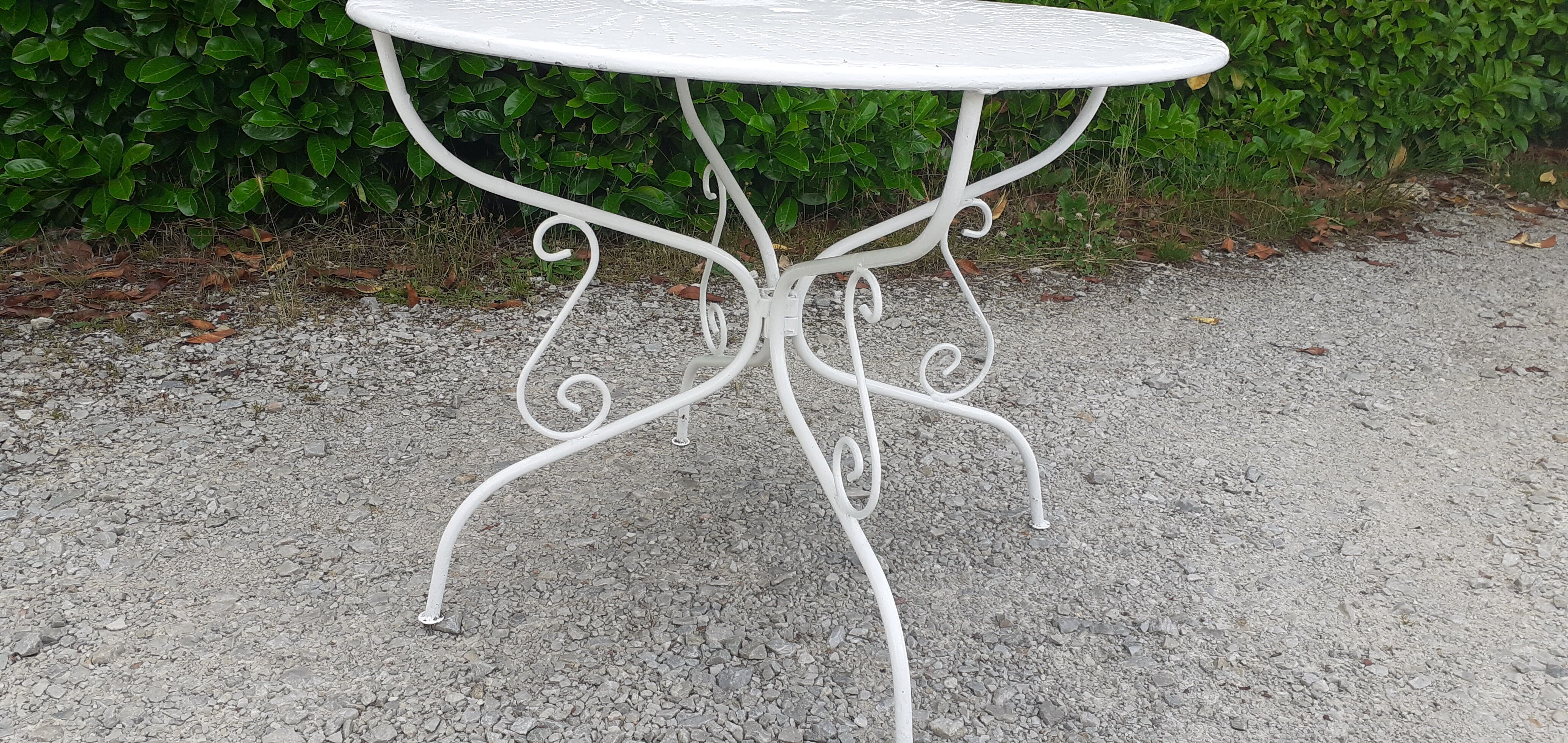 Garden furniture 1 table 4 armchairs in old white wrought iron.