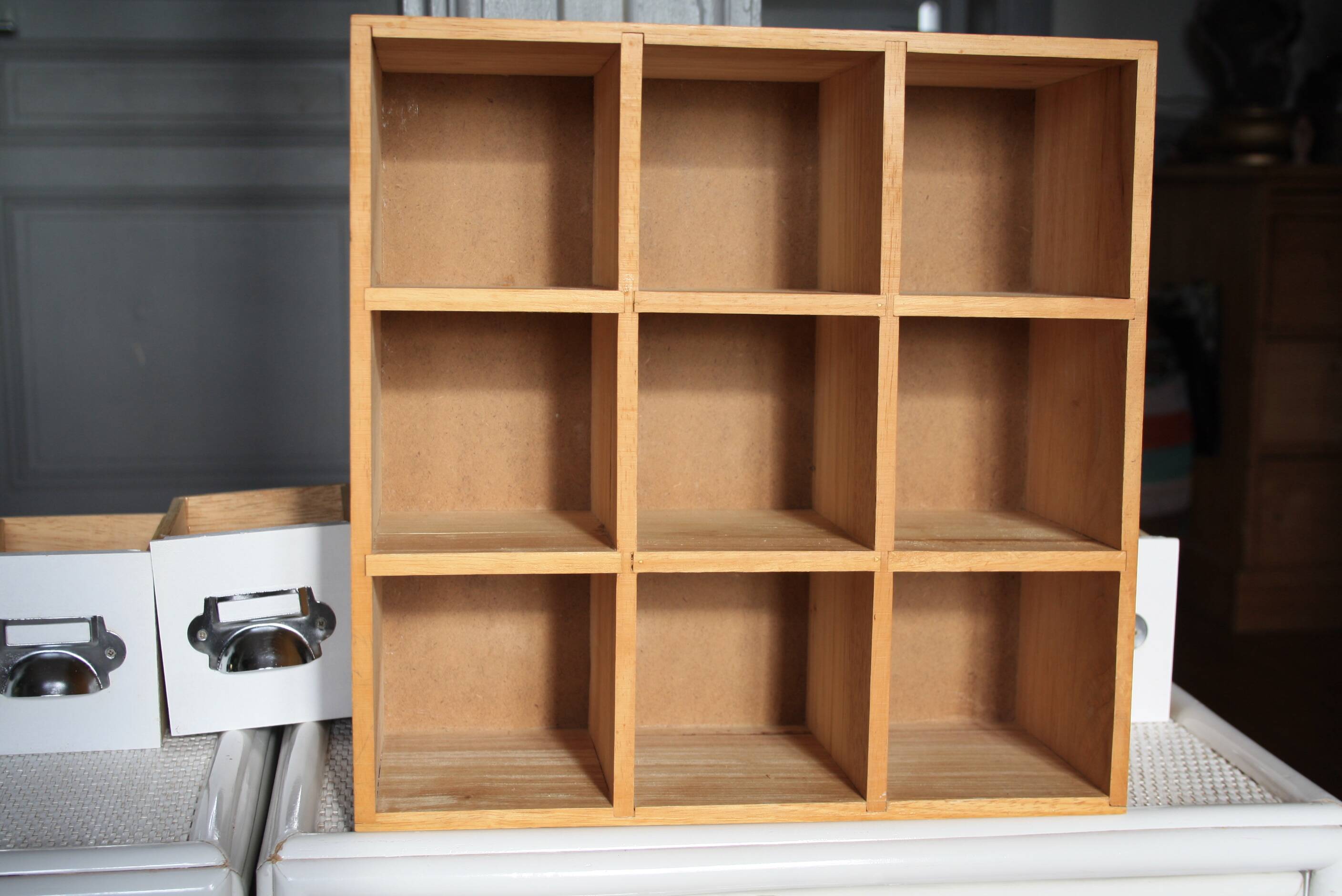 Small storage unit with drawers
