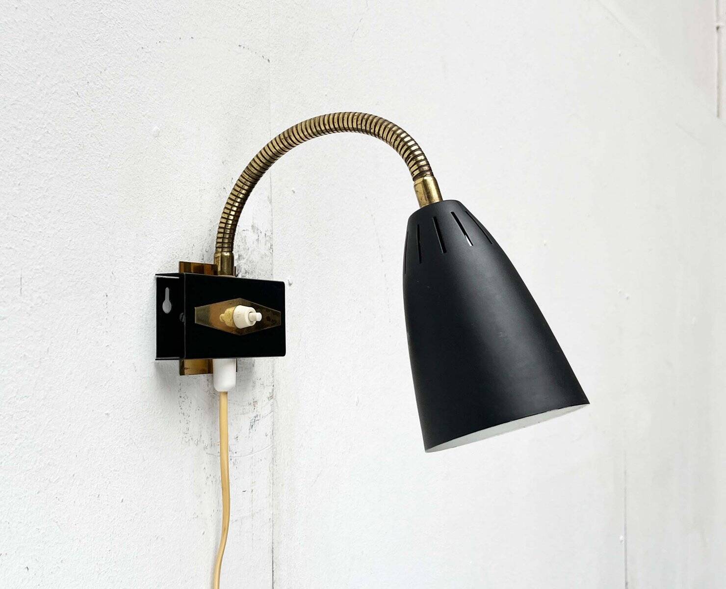 Modern mid-century wall lamp with a swan neck by Aris, Finland, 1950s