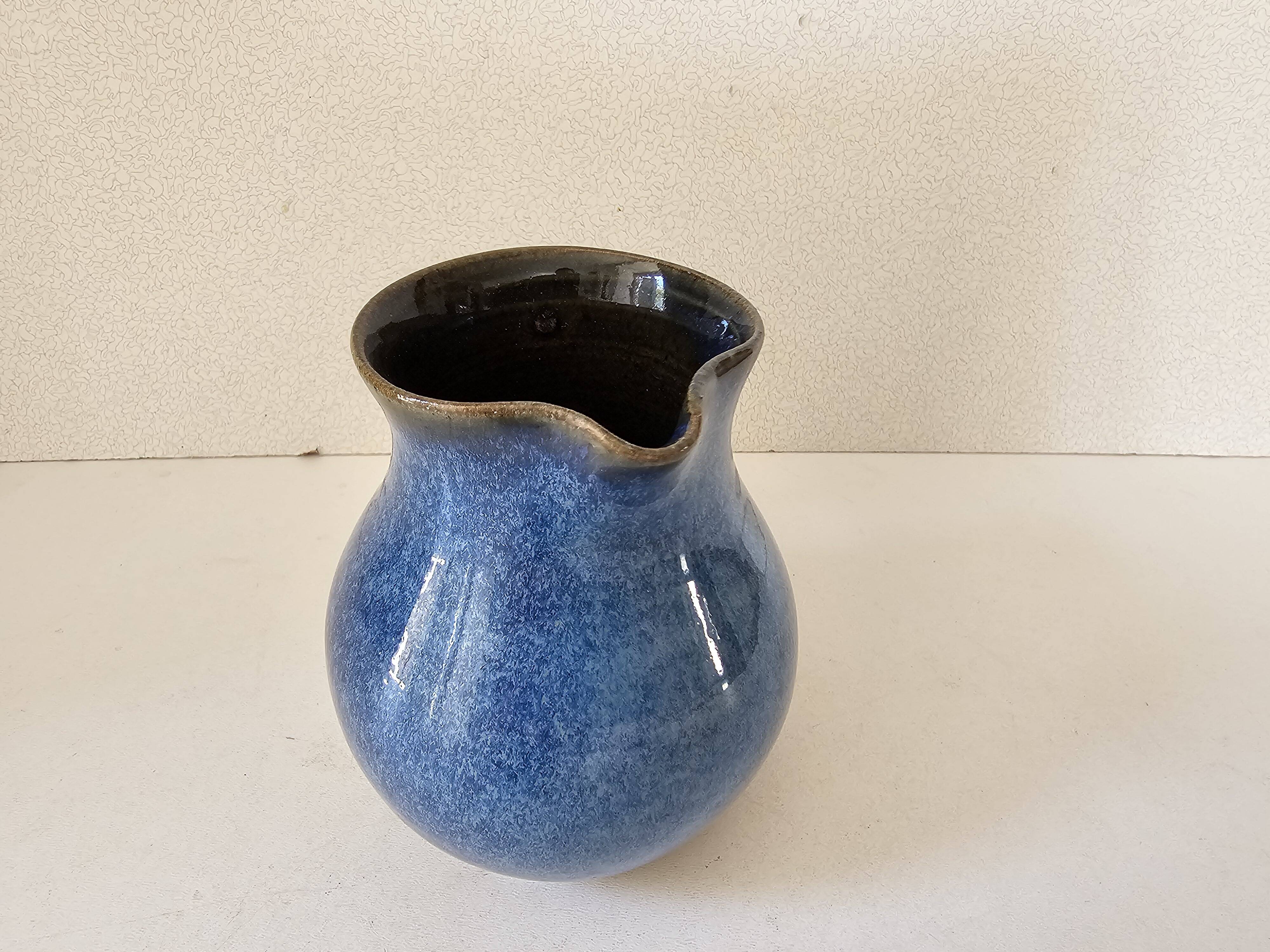 Teapot and milk jug set in glazed ceramic (cobalt blue) design