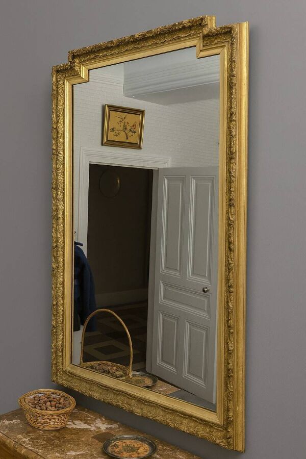 Grand miroir ancien époque Napoléon III en bois finement sculpté et doré à la feuille