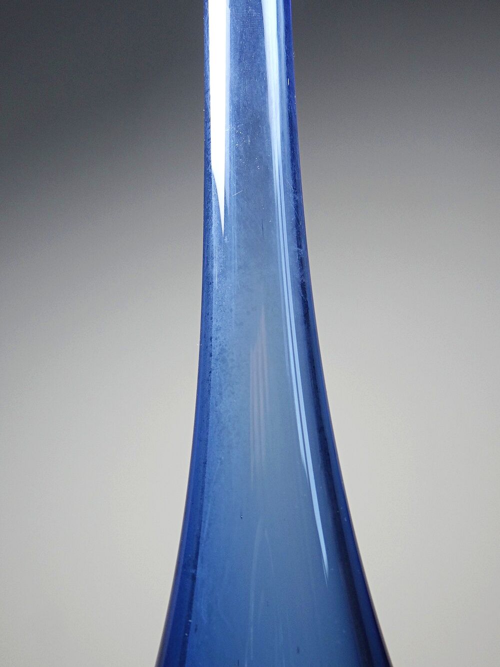 Vase Sommerso Murano att. Flavio Poli, verre bleu et ambre, années 1950-1960