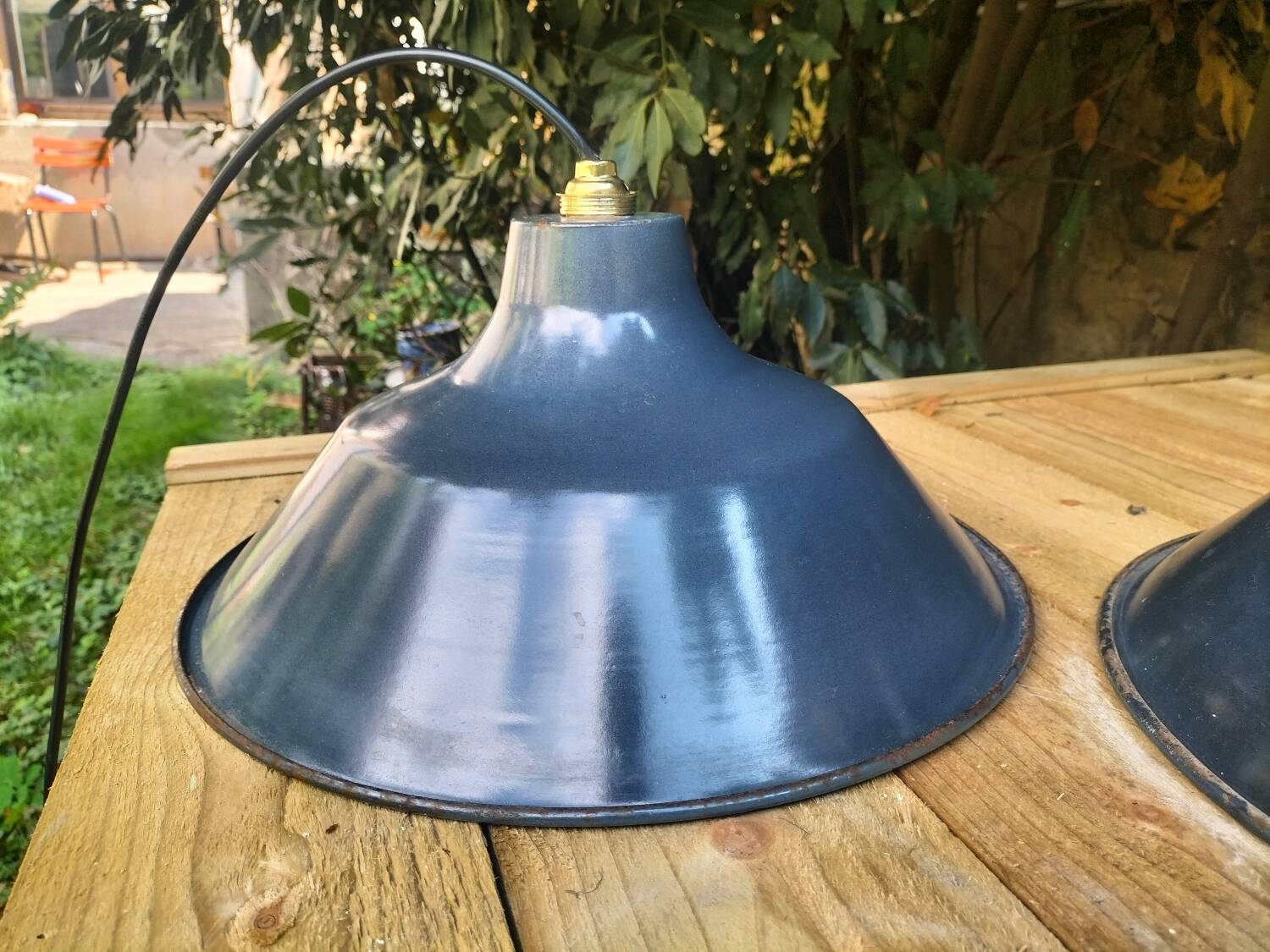 Pair of enamelled sheet metal suspensions