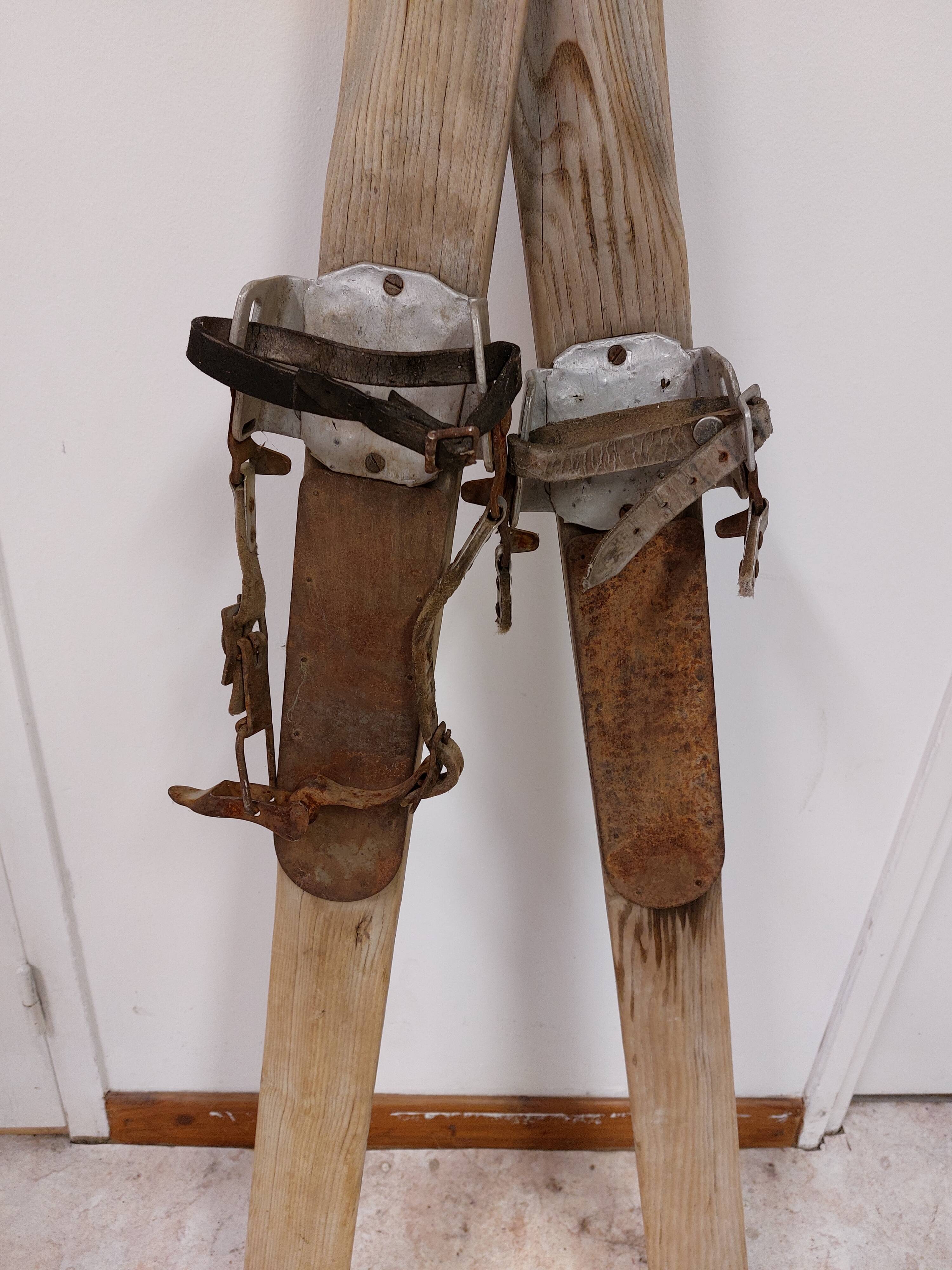 Pair of old skis in wood and zinc 175 cm