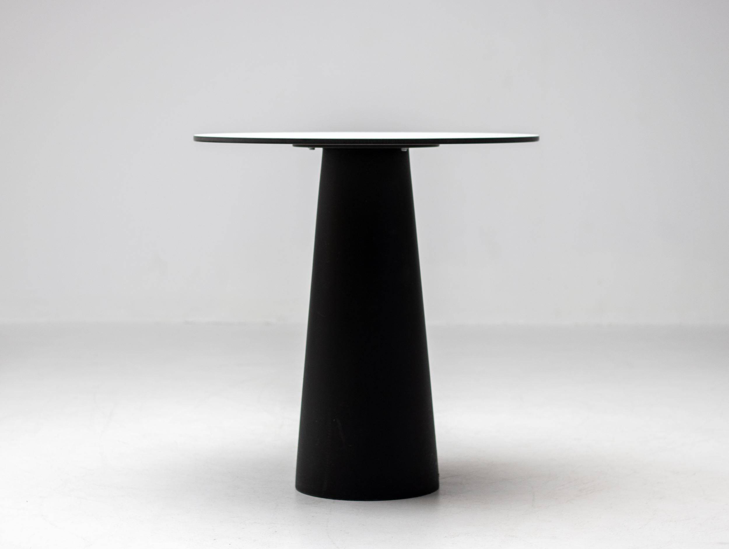 Dining table Container Marcel Wanders, black base and white top.