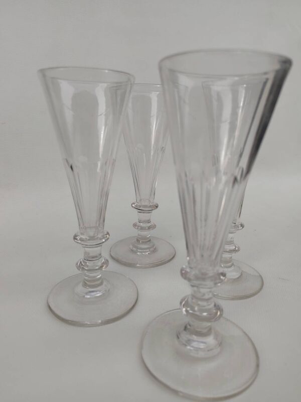4 flûtes à champagne en verre, XIX ème siècle.