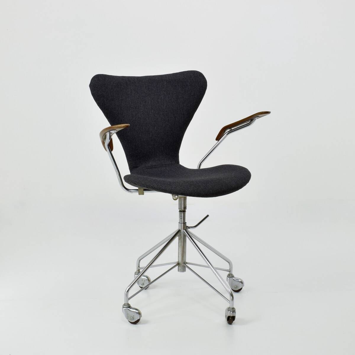 Series 7 Armchair Model 3217 Eiffel Foot By Arne Jacobsen By Fritz Hansen, Original Edition