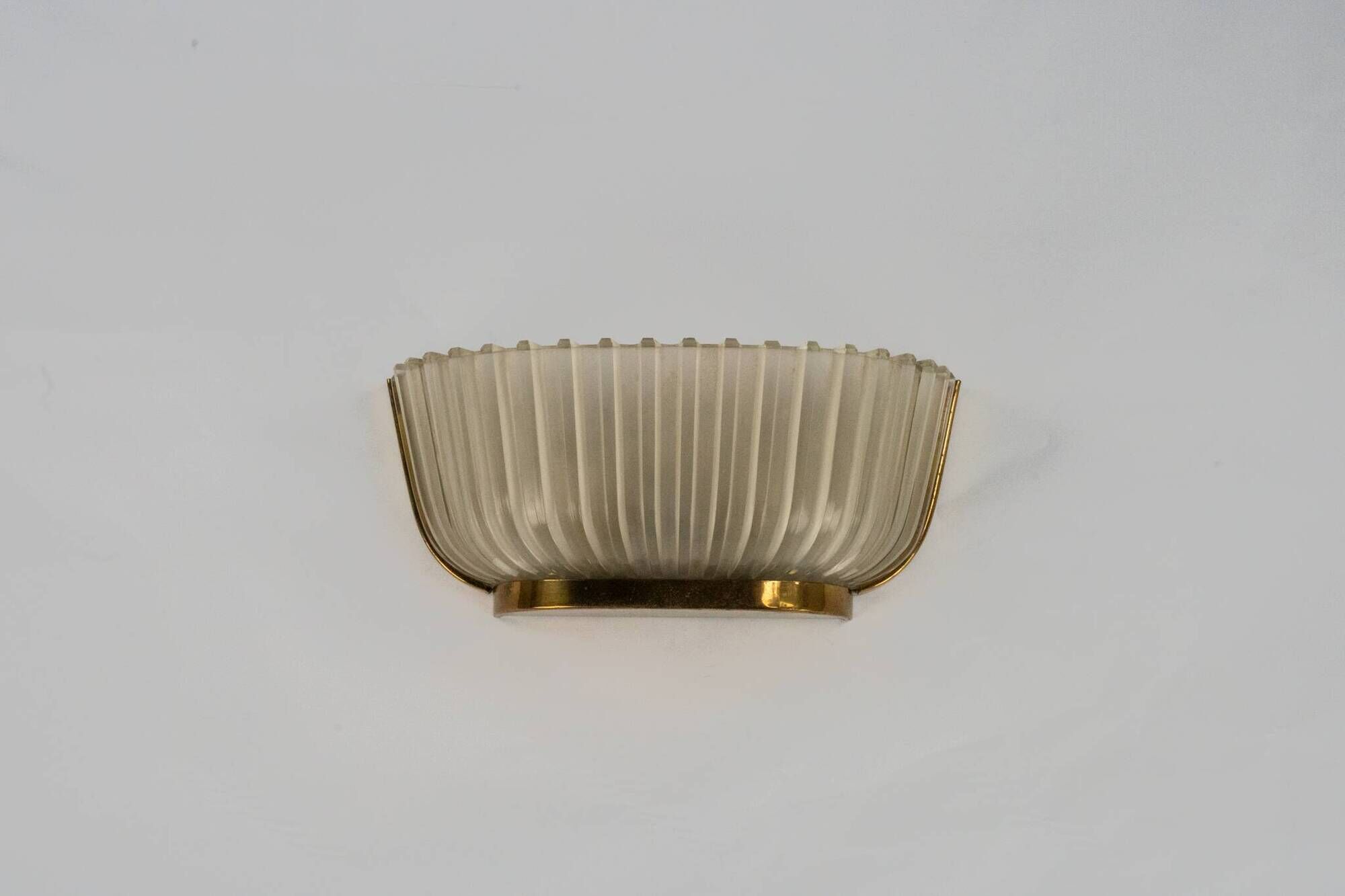 Single Art deco Seguso sconce in brass and glass. Italy 1940s