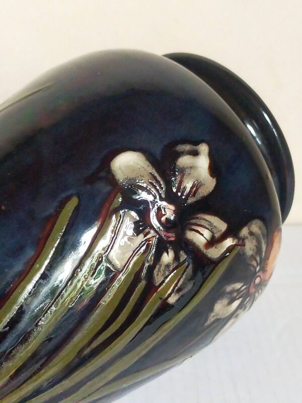 Vase ancien en terre émaillée aux narcisses début XXème