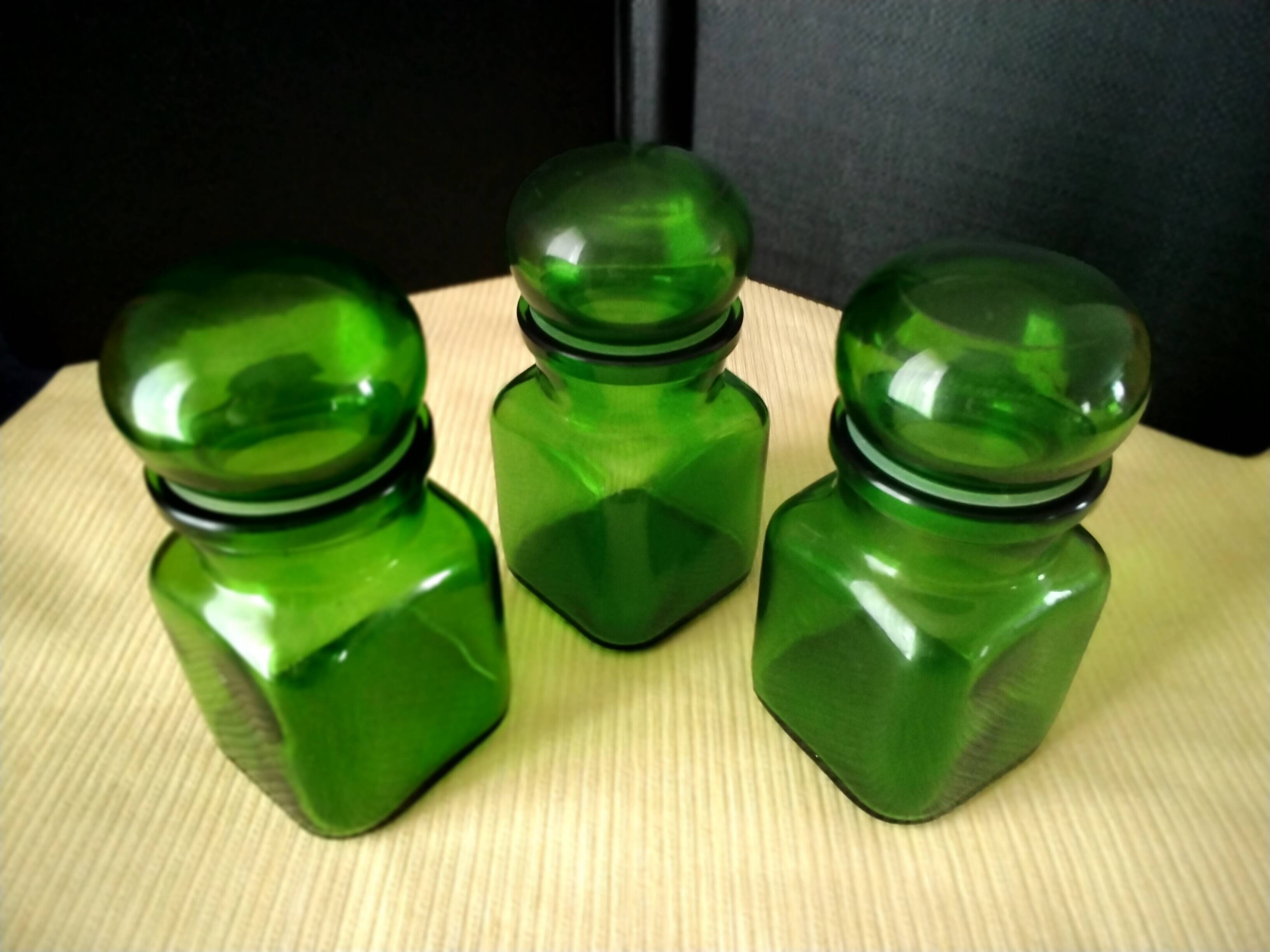 3 pots, flacons en verre vert, années 70