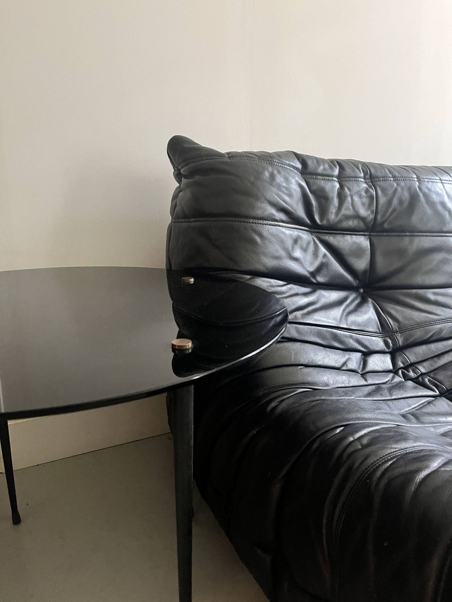 table basse vintage ronde en verre noir, 1950