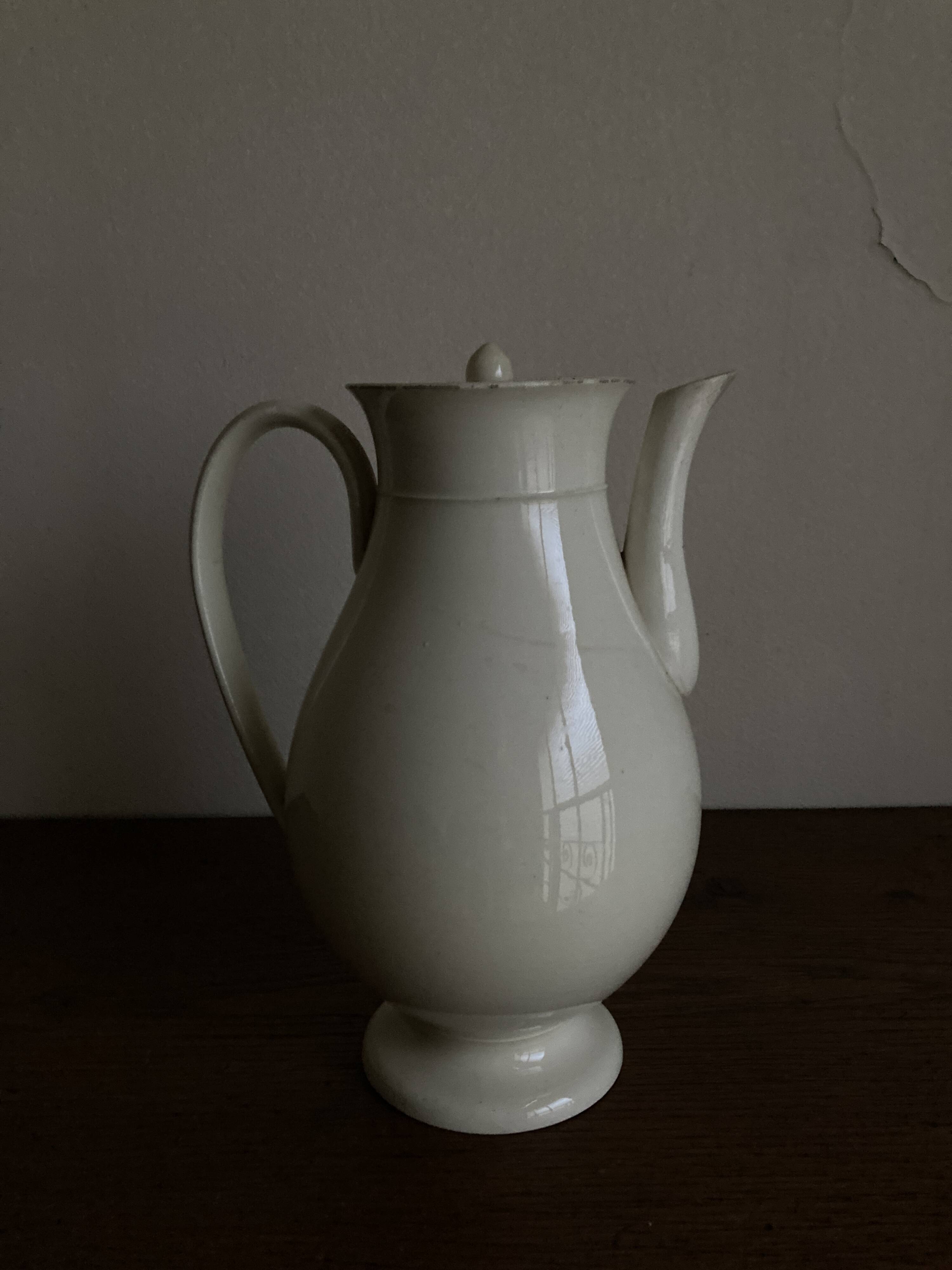 Creil and Montereau neo-classical Directoire coffee pot in fine earthenware circa 1800