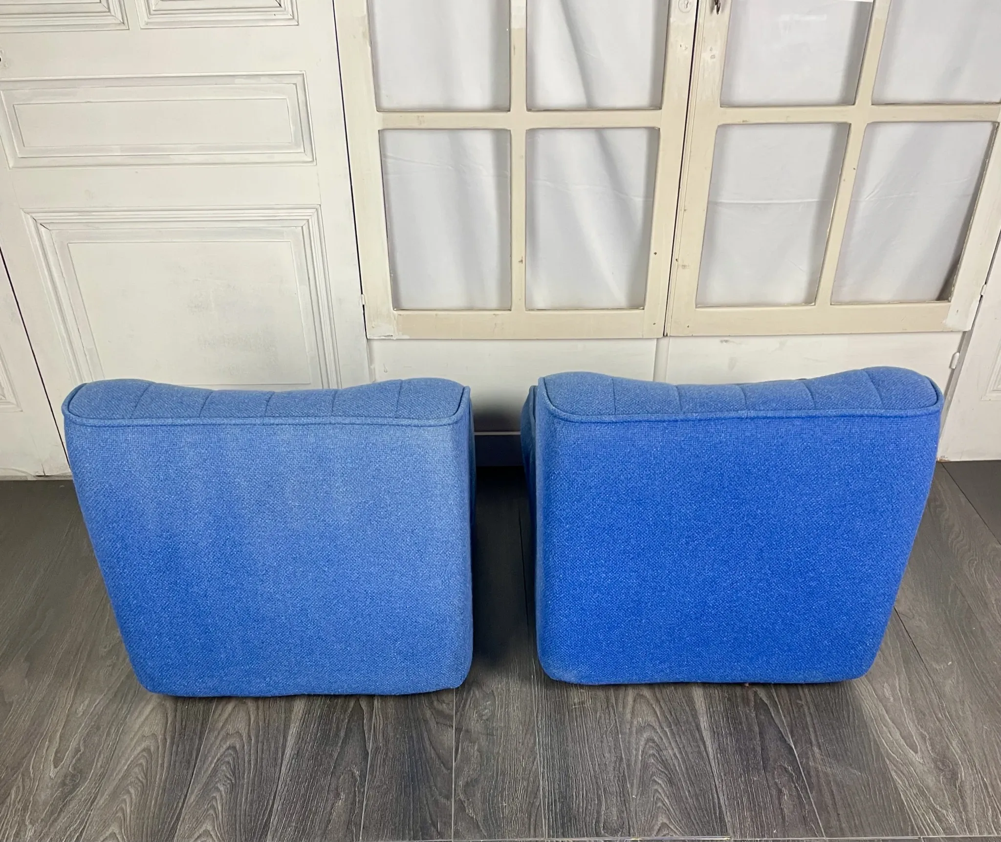 Paire de chauffeuses en drap de laine bleu
