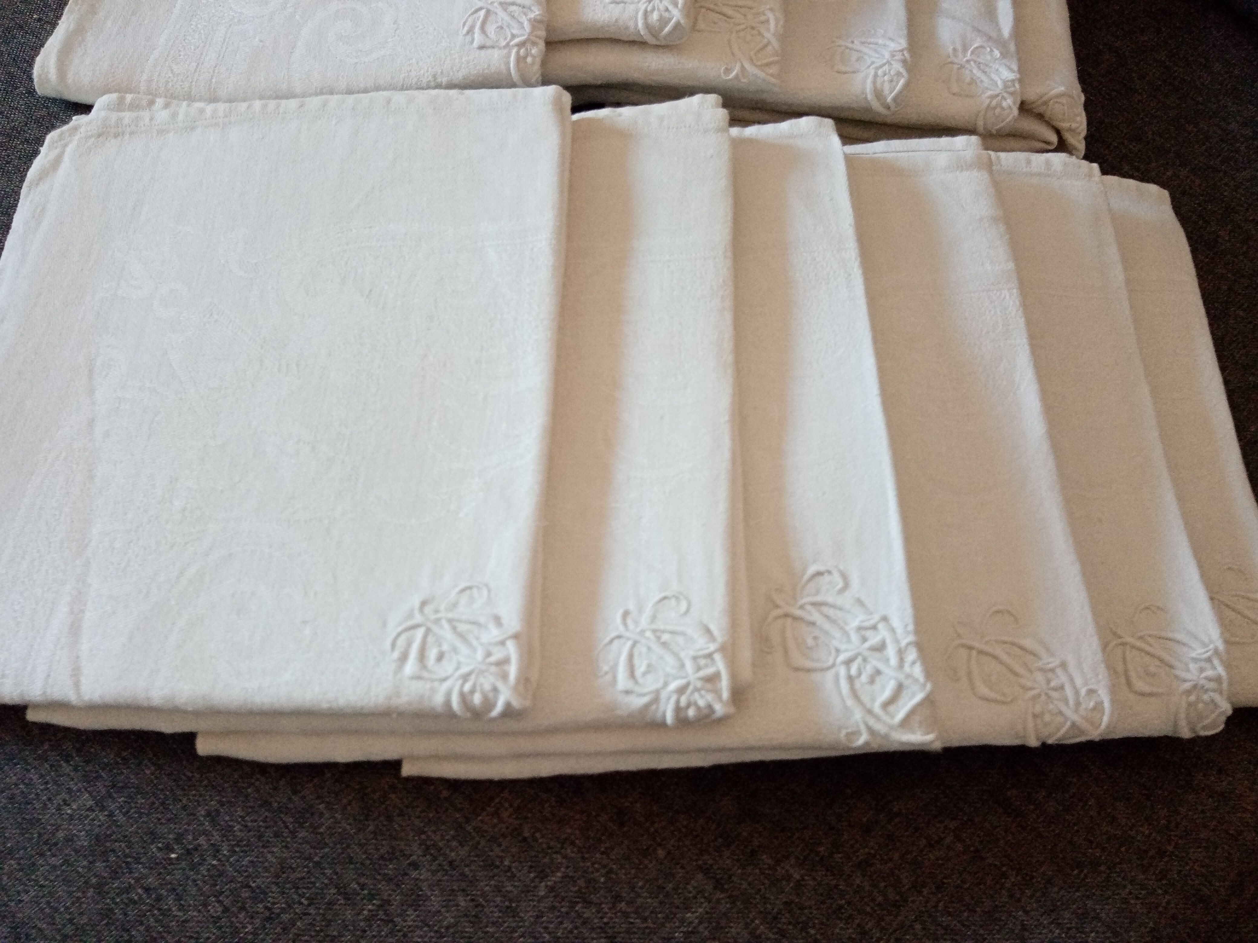 Tablecloth and its 12 damasee towels floral decorations rockery embroidered monogram