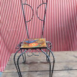 Chaise en fer forgé avec plaque émaillée signée Vallauris
