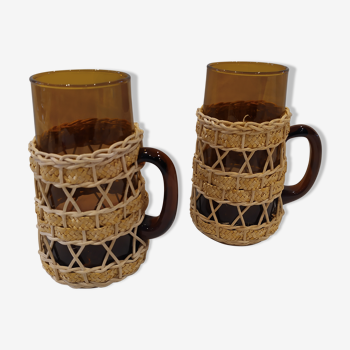 Vintage mugs in amber glass and wicker