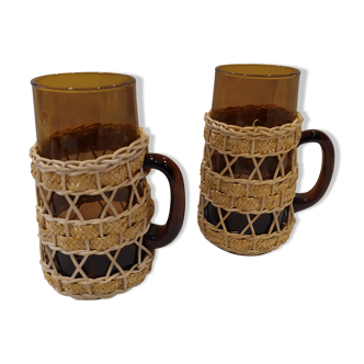 Vintage mugs in amber glass and wicker
