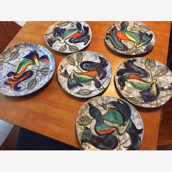 Série d'assiettes et plat en céramique vintage années 50 et signée