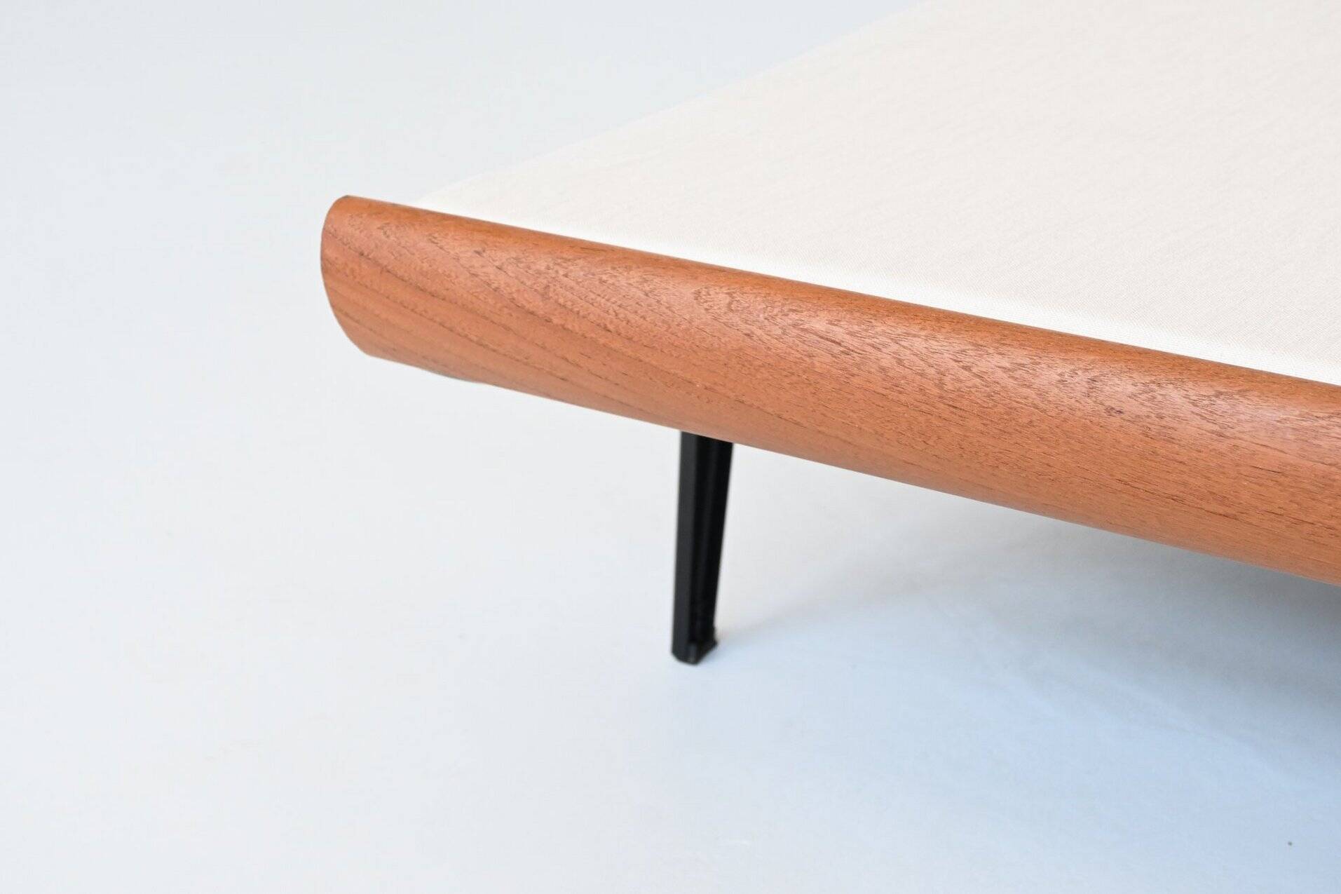 Dick Cordemeyer Lit de repos Cléopâtre en lin blanc Auping Pays-Bas 1954