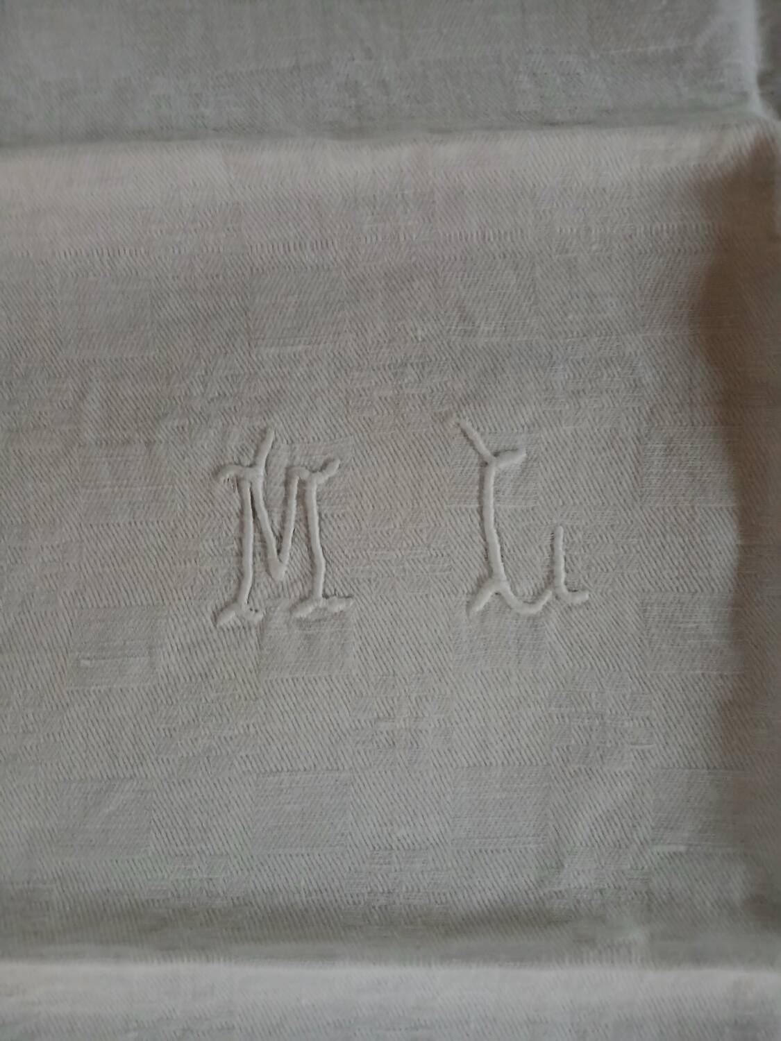7 napkins with embroidered initials ML