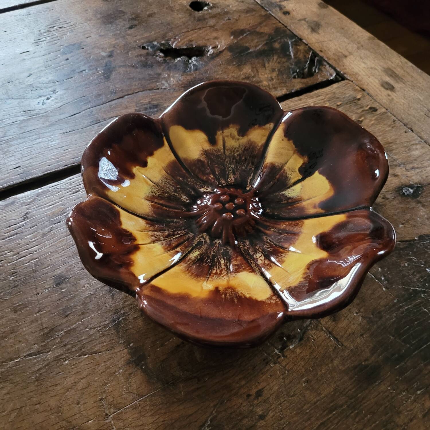 Vintage enamelled ceramic “flower” pocket emptier from the 60s/70s