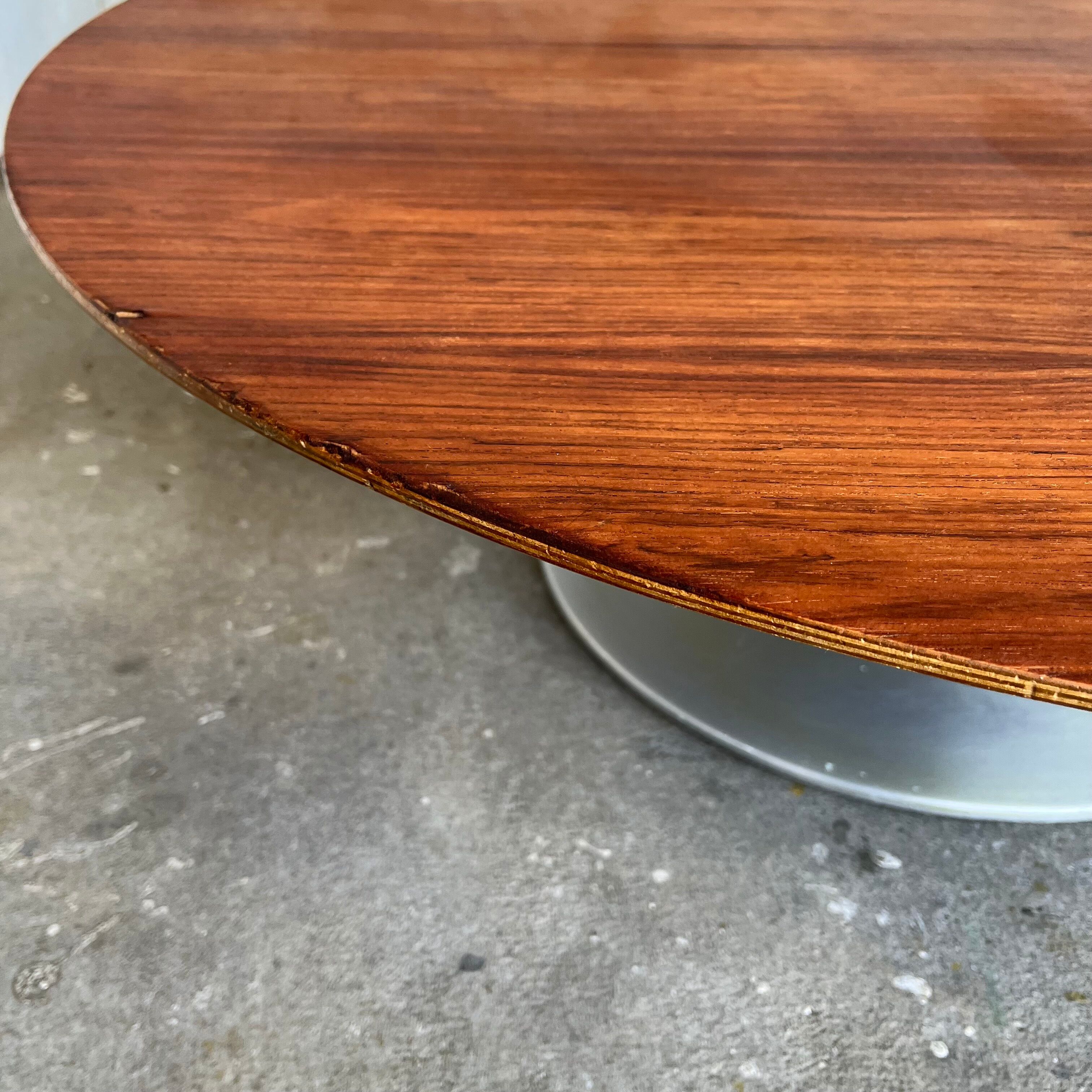 Circle coffee table by Pierre Paulin for Artifort