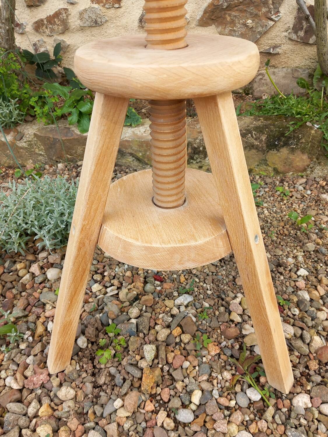 Tripod stool with screw
