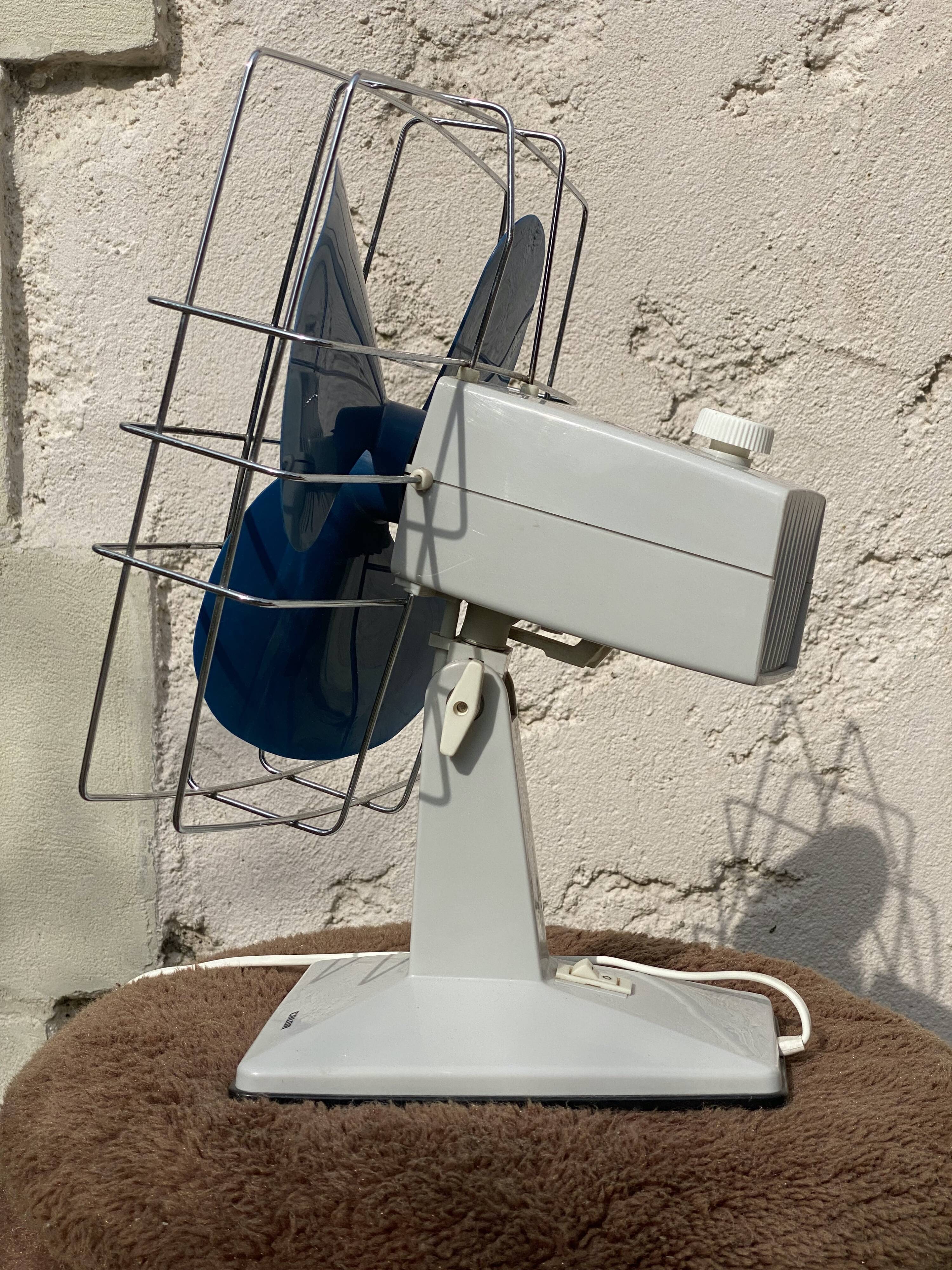 Vintage fan calor 1970 blue and white