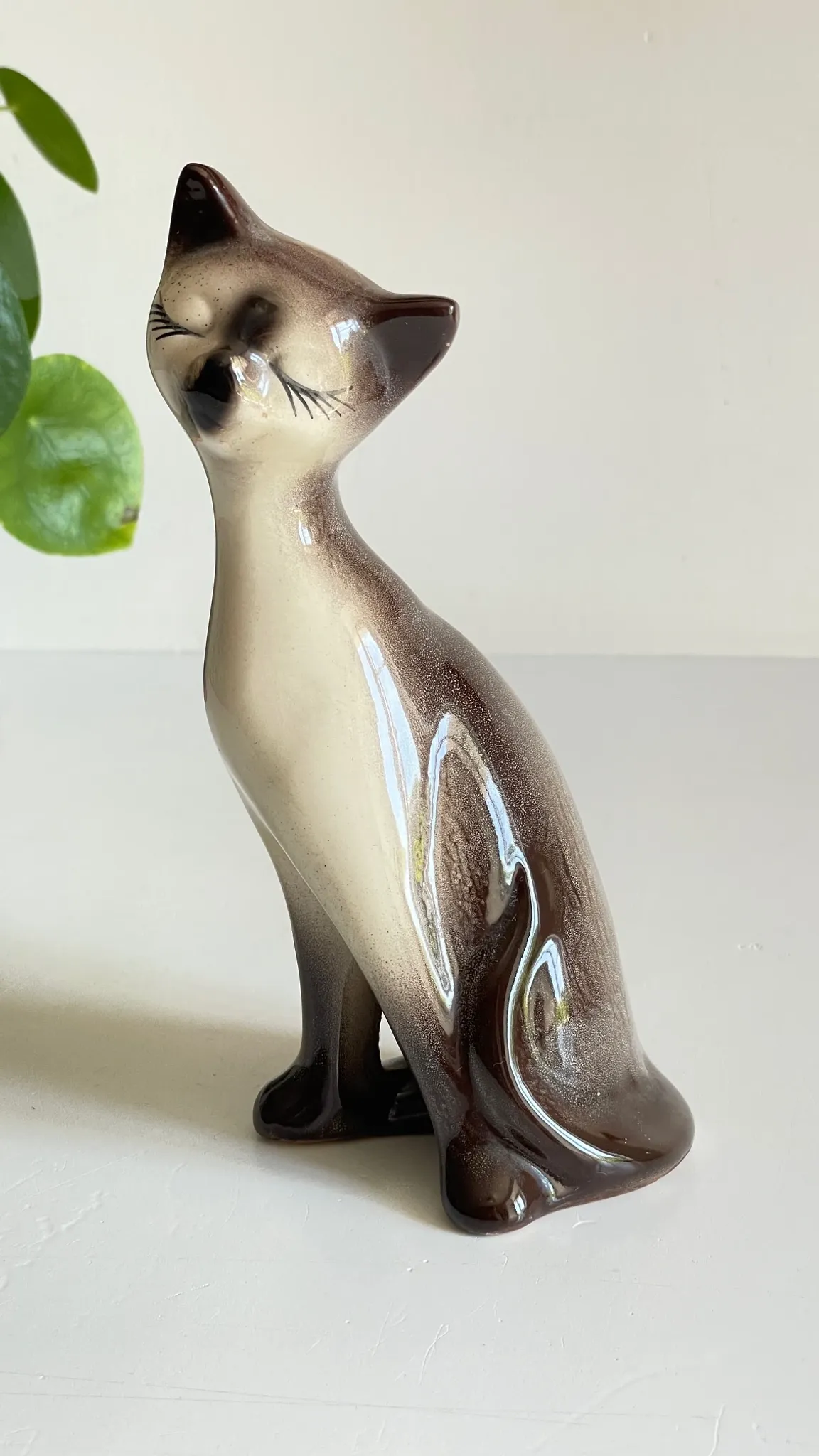 Vintage ceramic chat
