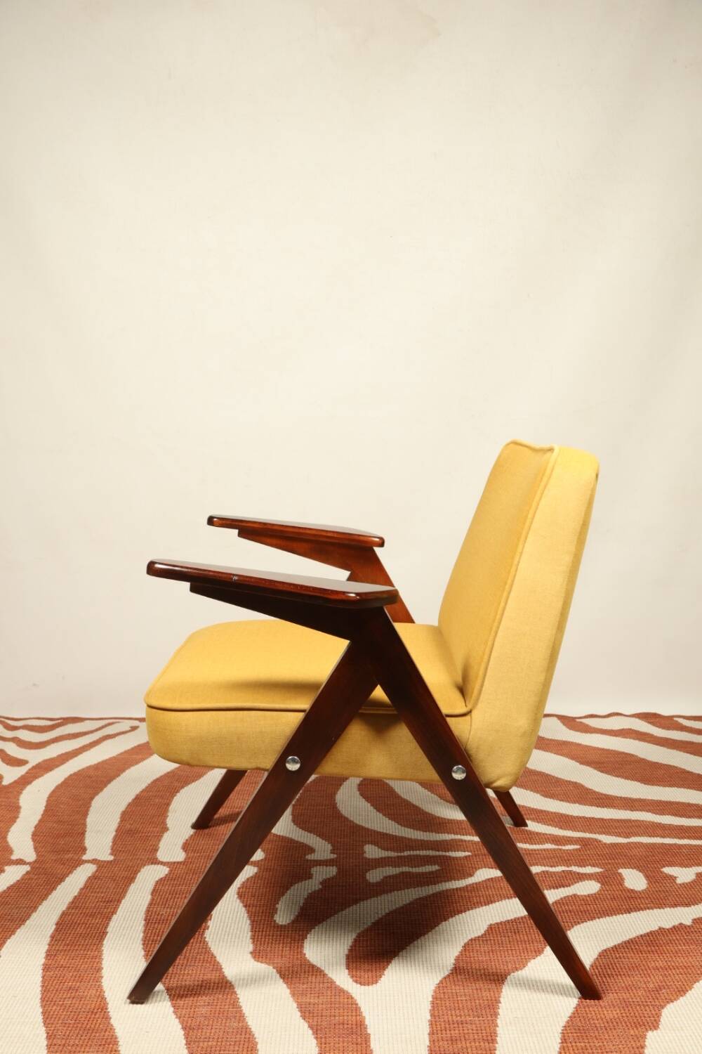 Fauteuil en bois et velours jaune par Chierowski