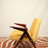 Fauteuil en bois et velours jaune par Chierowski
