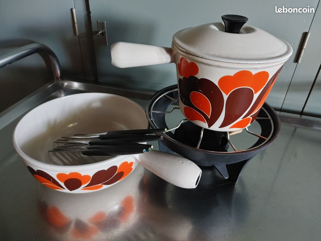 Complete fondue set from the 70's in cast iron - le creuset