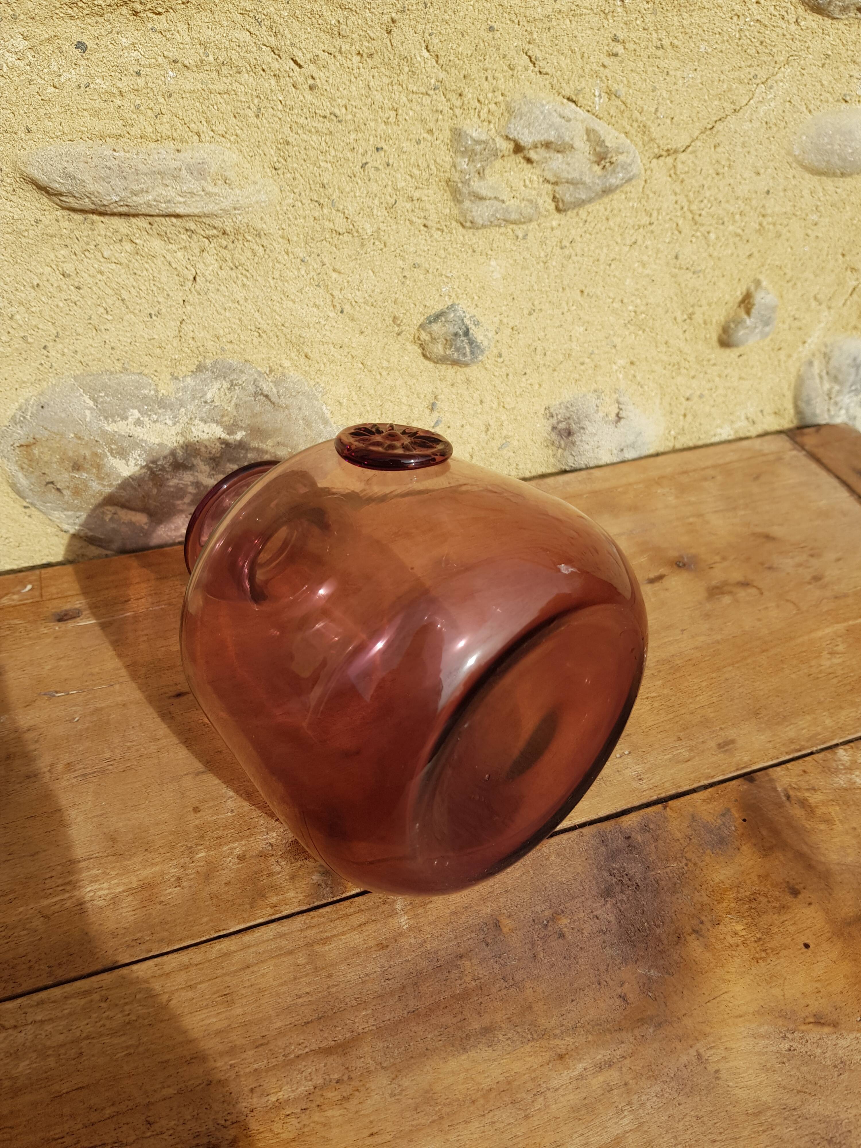 Vase en verre transparent violet