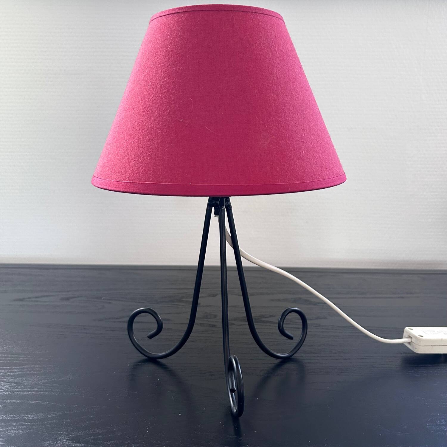 Lampe tripode en métal noir et coton rouge