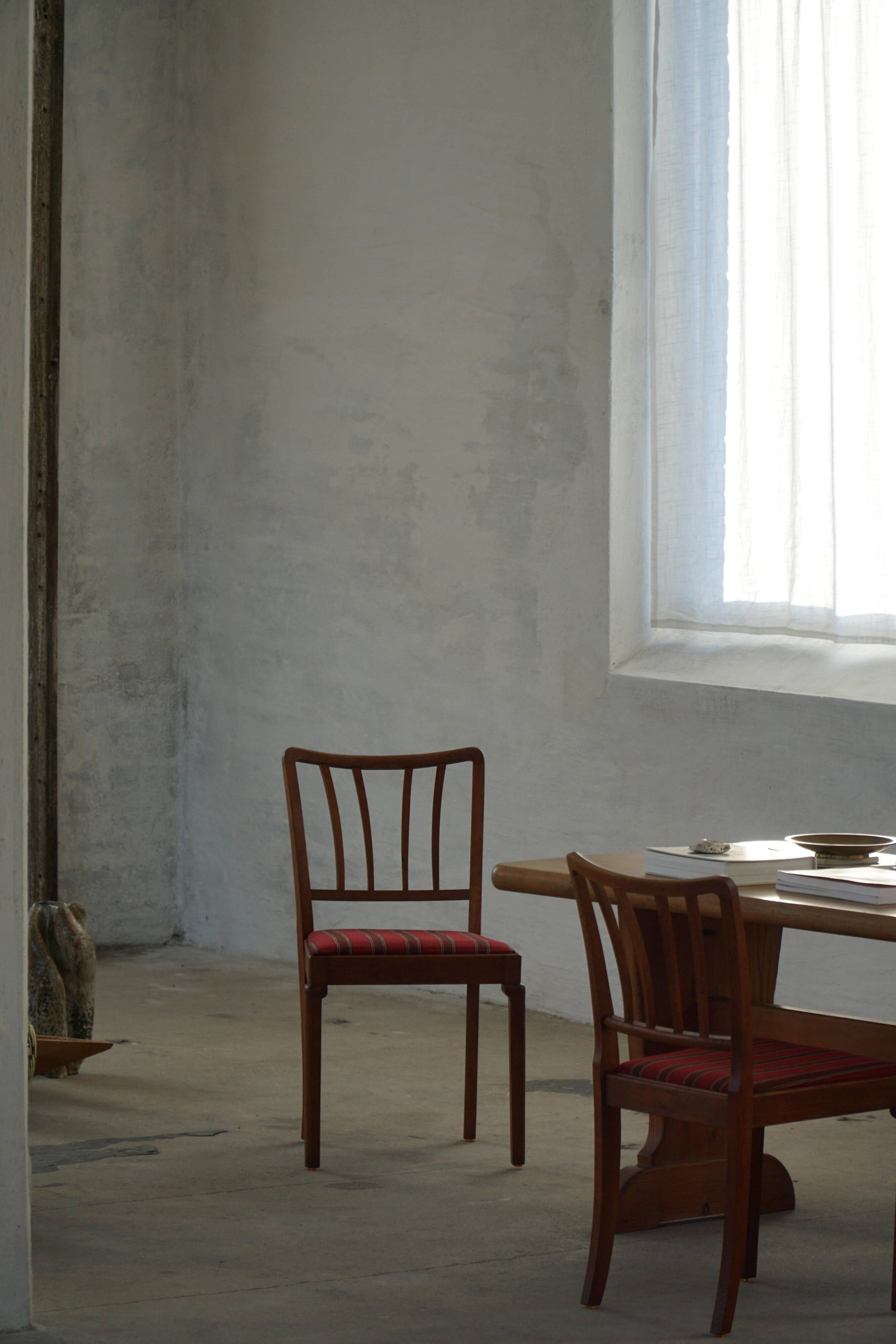 Set of 6 modern classic Danish dining chairs, oak with upholstered seats, 1950s.