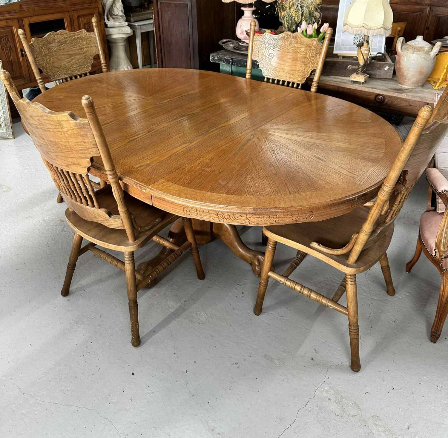 Extendable round table and 4 chairs