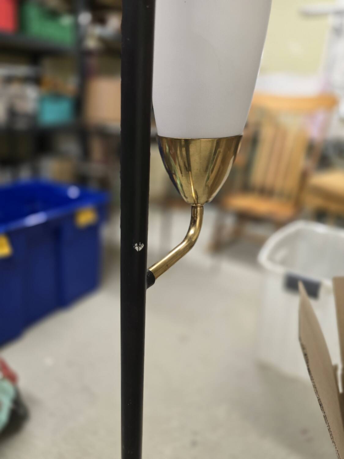 Lampadaire tripode vintage – Laiton & opaline blanche – Années 1960