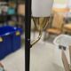Lampadaire tripode vintage – Laiton & opaline blanche – Années 1960