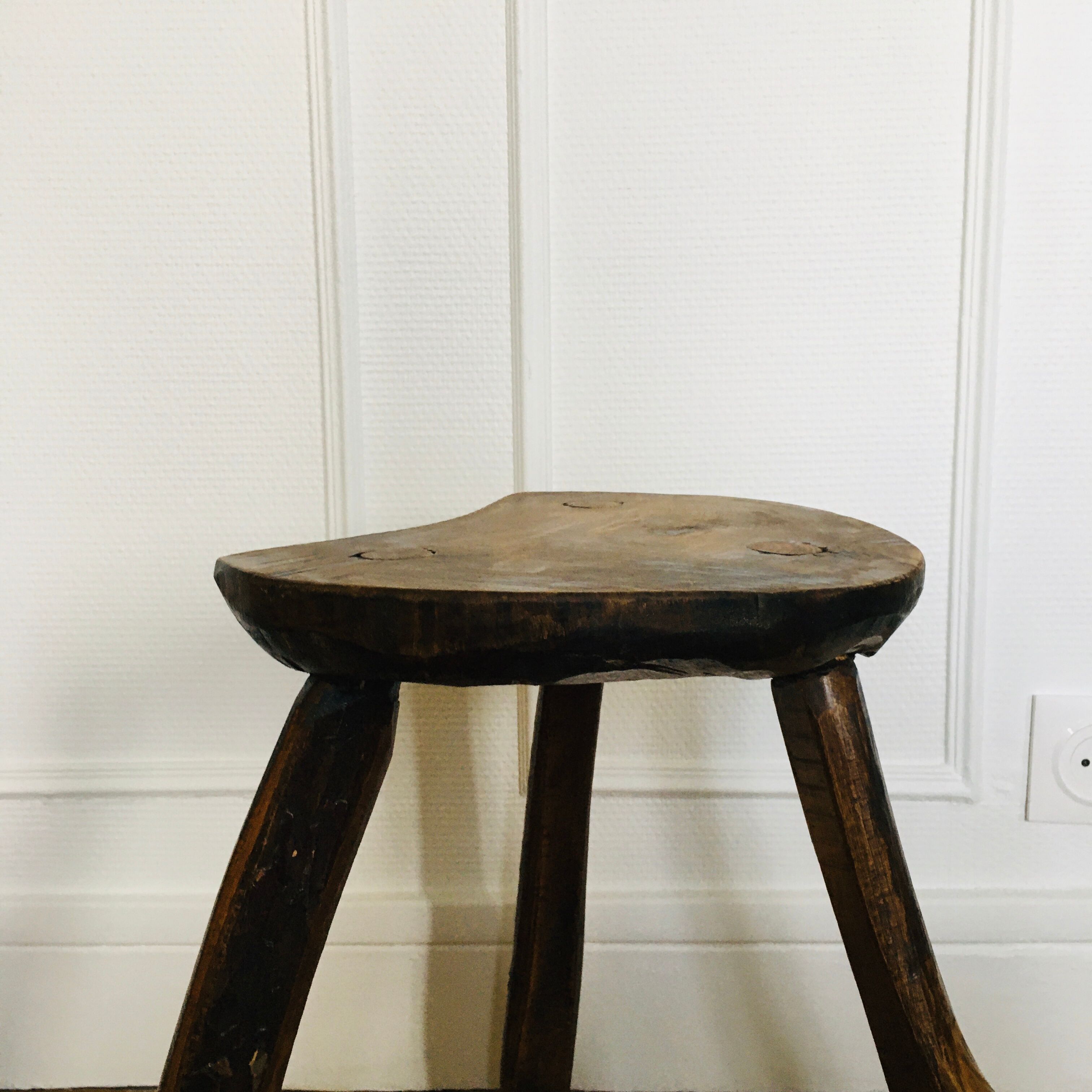 Tabouret brutaliste tripode