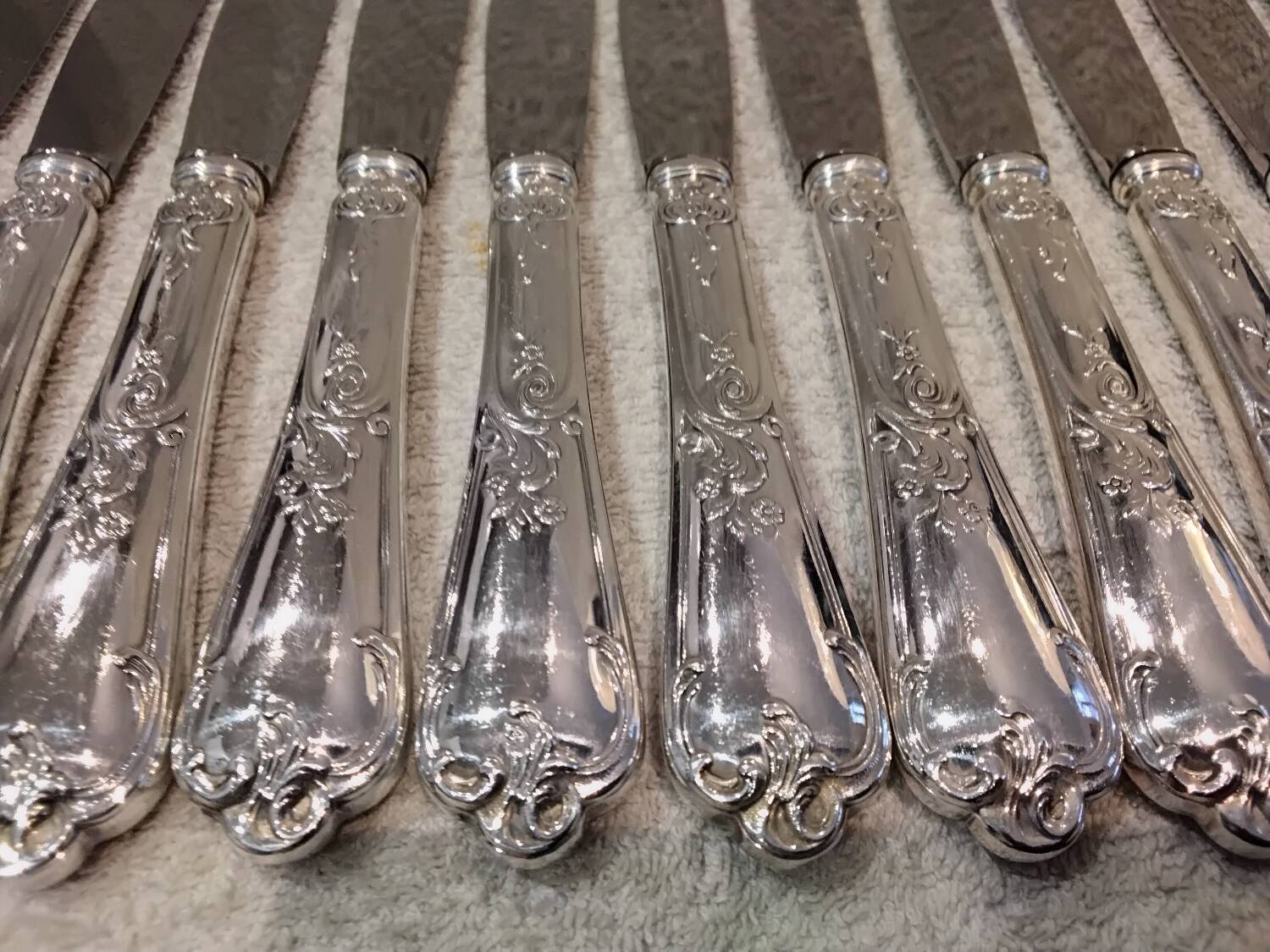 12 silver-plated metal table knives St Medard rocaille Florian