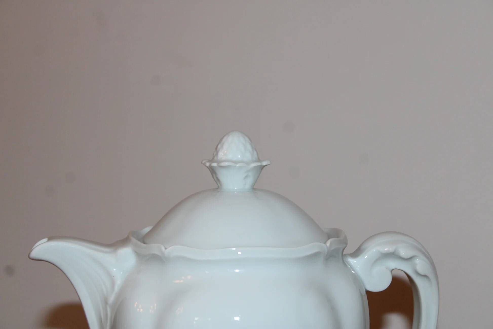 White porcelain coffee pot from Limoges – Former Royal Manufacture